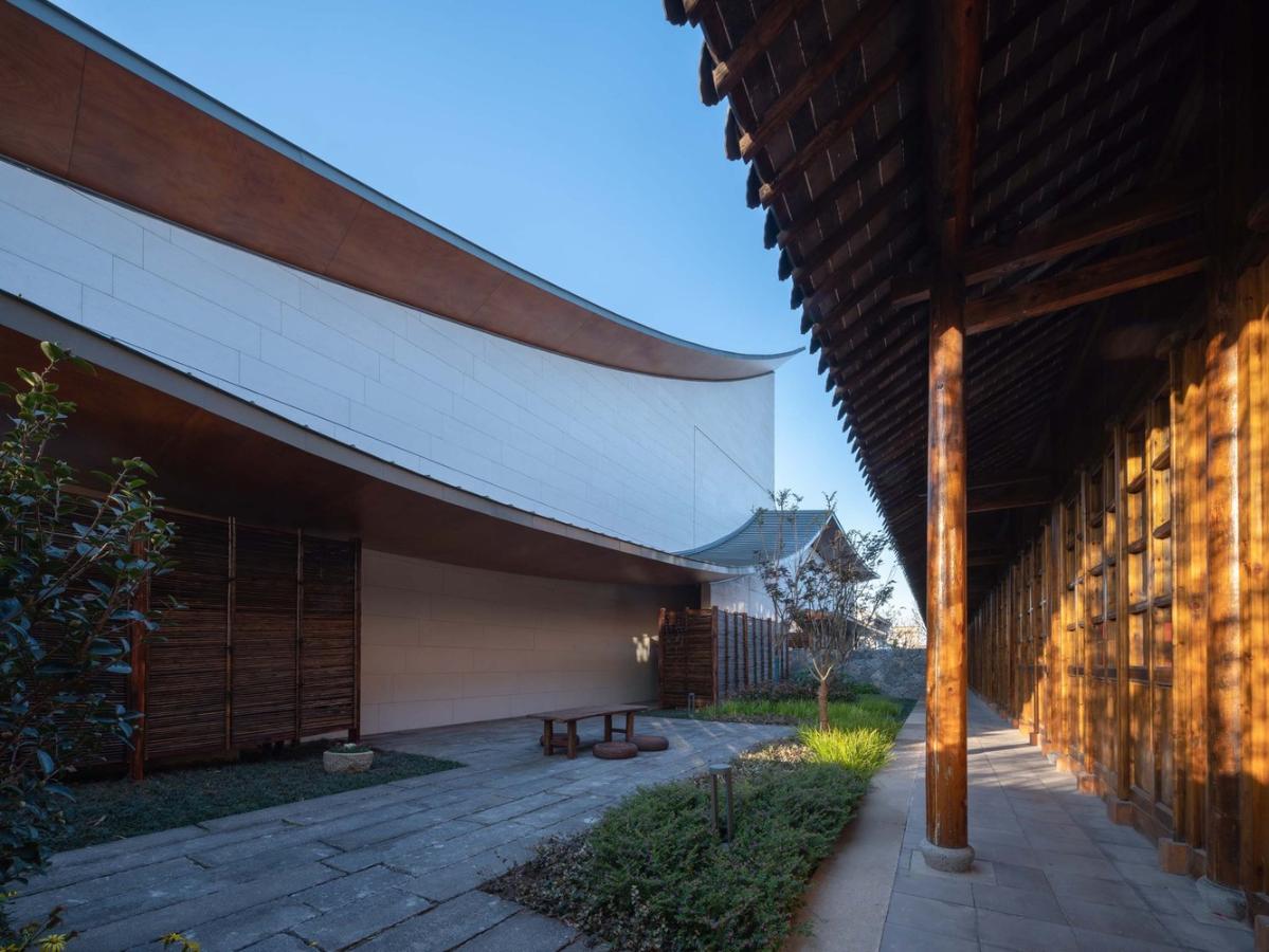16_謇里小鎮(zhèn)展覽館_北側(cè)雙層屋檐，與老建筑的兩層屋檐分別呼應_?此間建筑攝影_(1).jpg