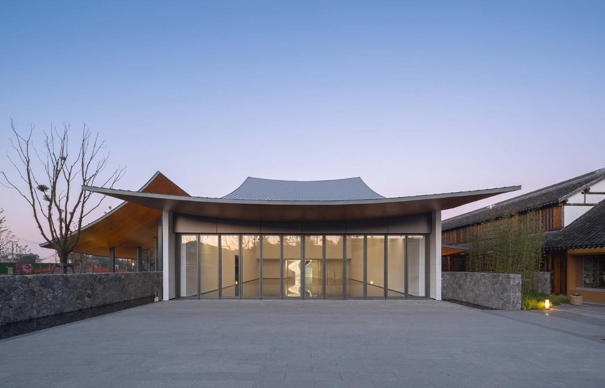 24_展廳幕墻可開啟，實現(xiàn)室內(nèi)外展陳空間融合（閉合狀態(tài)）_?此間建筑攝影.jpg
