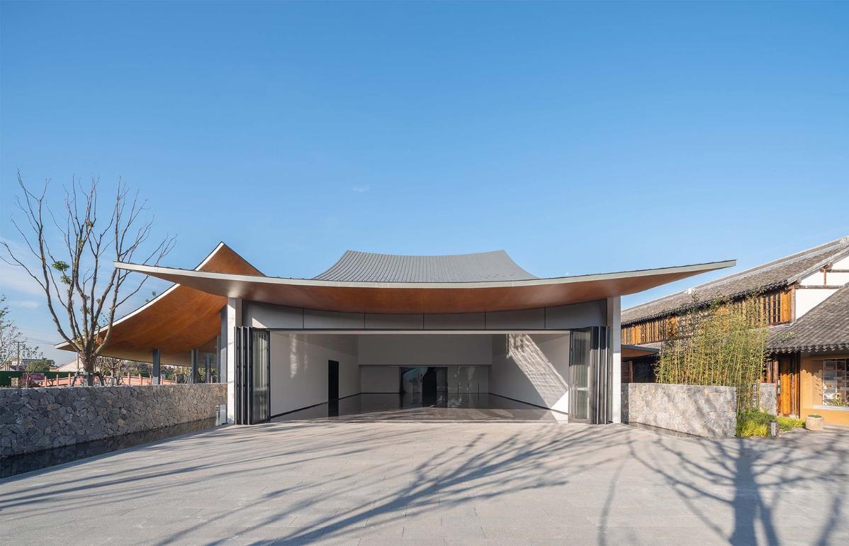 25_展廳幕墻可開啟，實現(xiàn)室內(nèi)外展陳空間融合（開啟狀態(tài)）_?此間建筑攝影.jpg